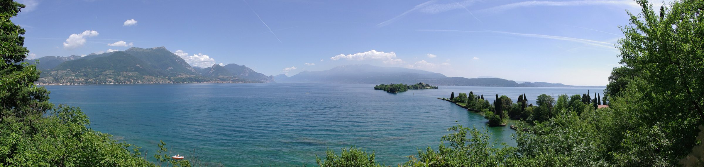 Panoramablick über den Gardasee mit der Isola del Garda und dem Monte Baldo