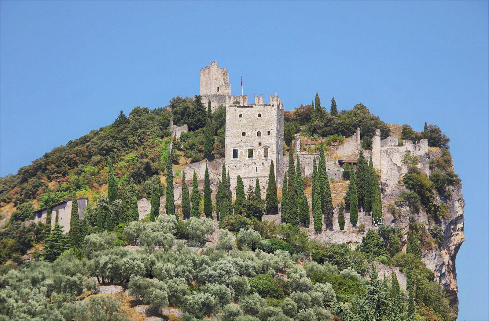 Die Burg von Arco auf ihrem Felsen