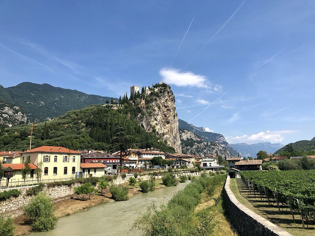 Arco mit der Burg über den Dächern