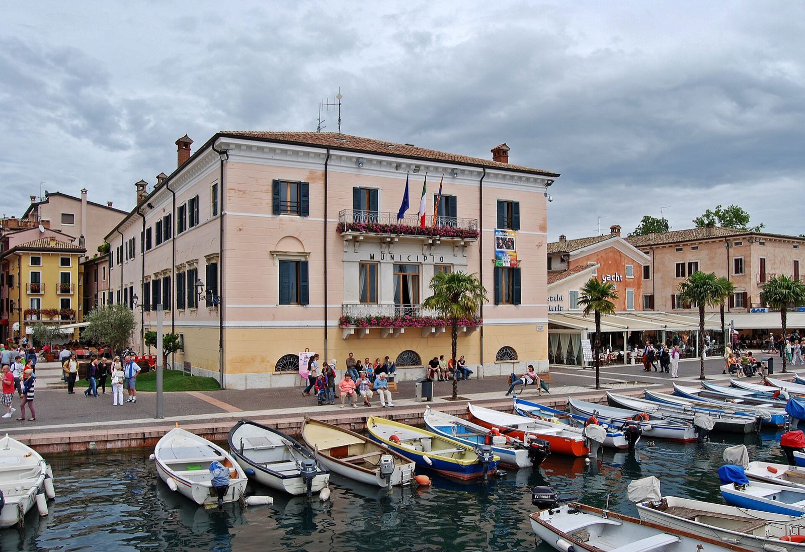 Das Rathaus von Bardolino an der Seepromenade
