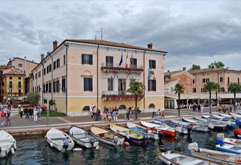 Das Rathaus von Bardolino an der Seepromenade