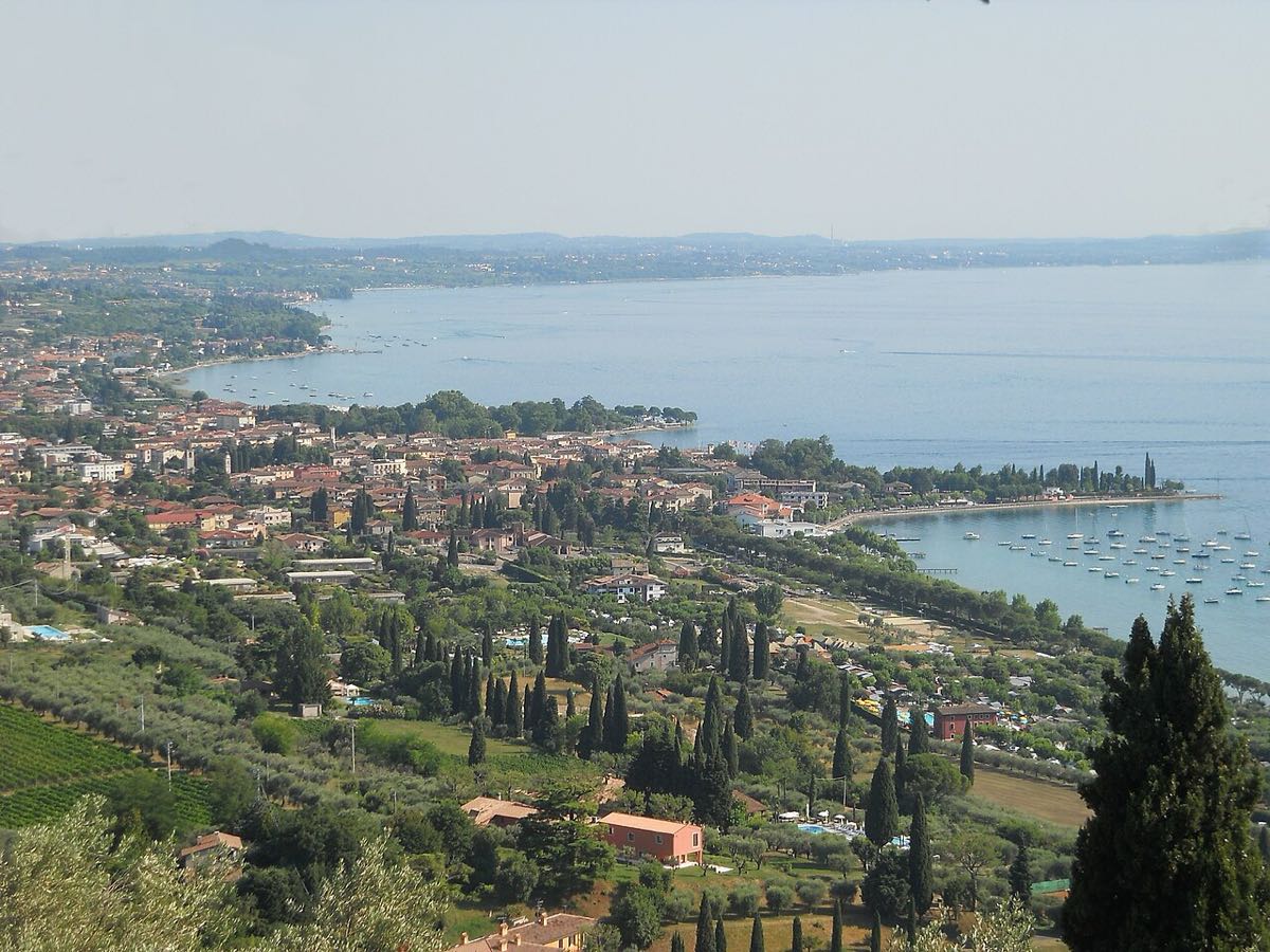 Blick über Bardolino und den Gardasee