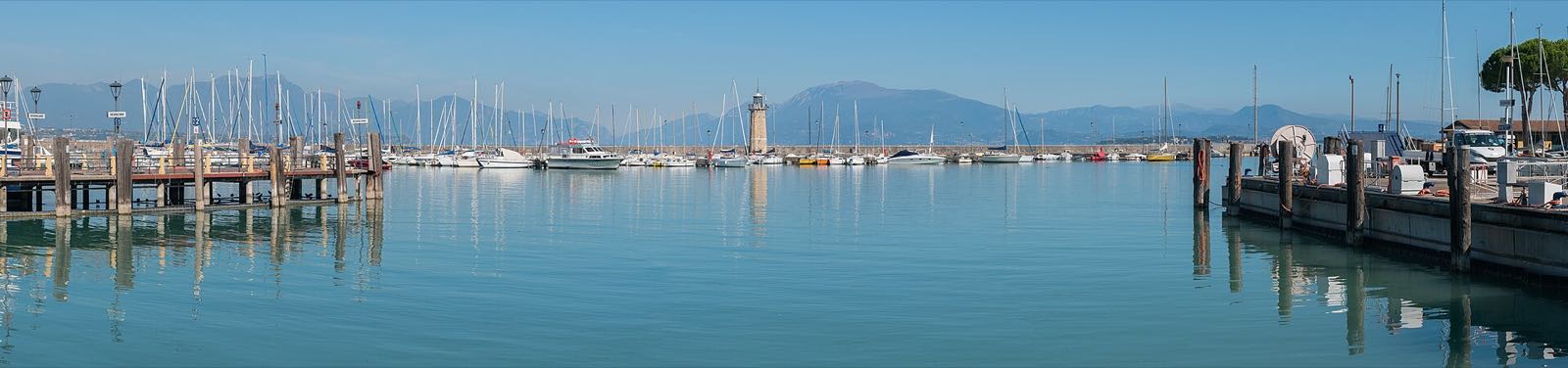 Der Hafen von Desenzano mit dem Leuchtturm