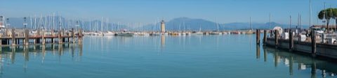 Der Hafen von Desenzano mit dem Leuchtturm
