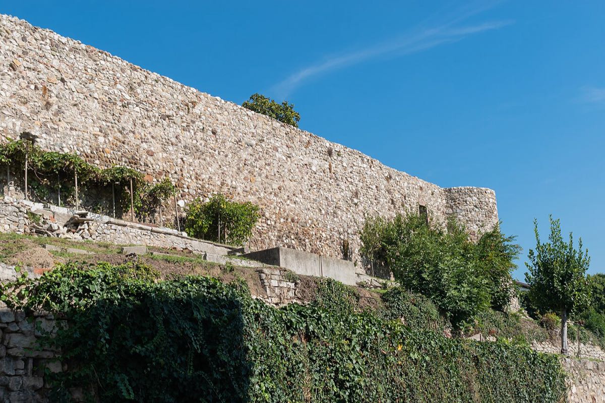 Die Mauern der Burg von Desenzano