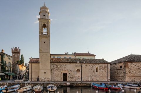 Die Kirche San Nicolò am Hafen von Lazise