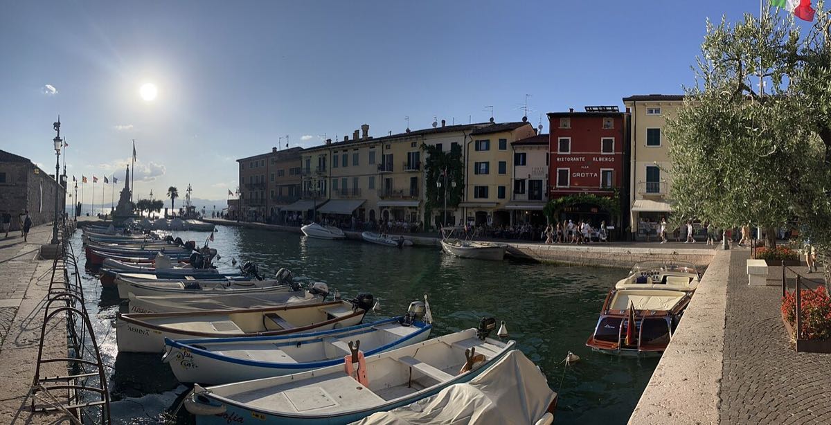 Bunte Häuser und Boote im Hafen von Lazise