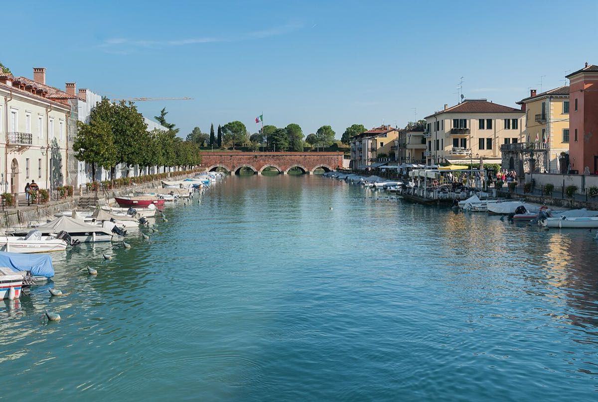 Häuser am Hafenkanal von Peschiera del Garda