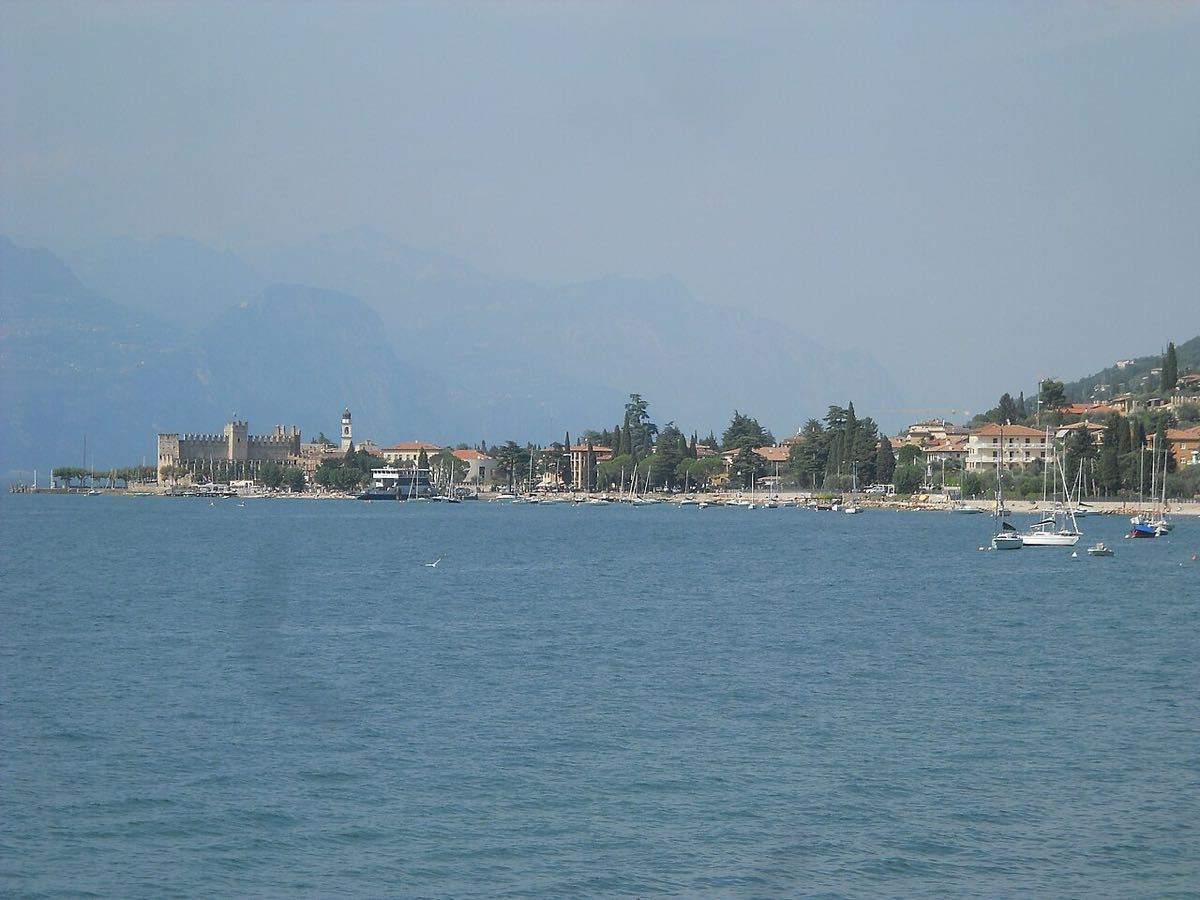 Torri del Benaco vom See aus gesehen